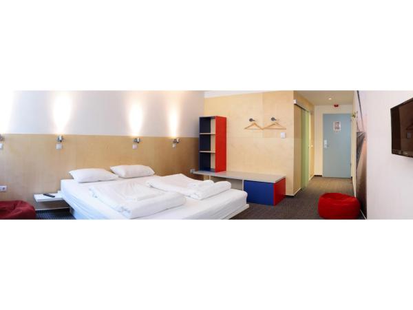 Maverick City Lodge : photo 4 de la chambre chambre double avec salle de bains privative