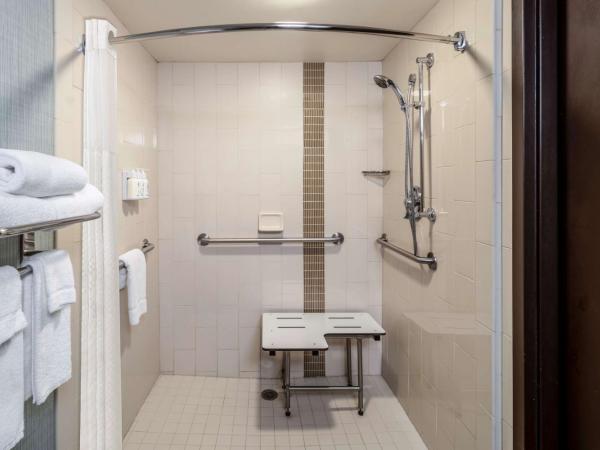 Sonesta Select Austin North Central : photo 7 de la chambre chambre lit king-size avec douche accessible en fauteuil roulant - accessible aux personnes à mobilité réduite 