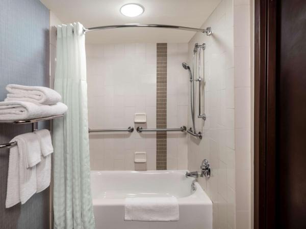 Sonesta Select Austin North Central : photo 6 de la chambre chambre lit king-size avec baignoire