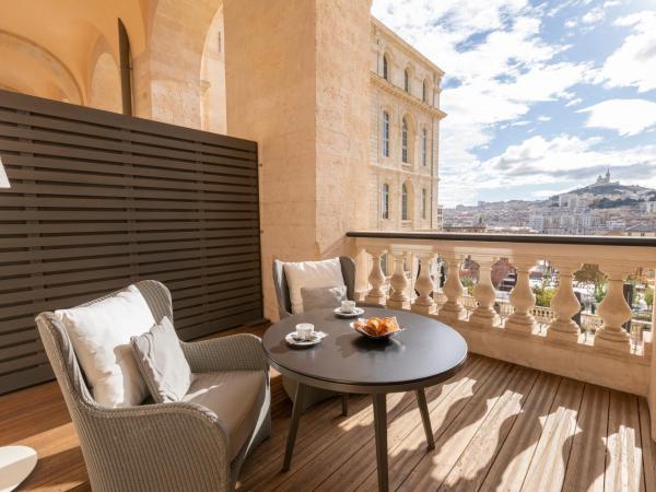 InterContinental Marseille - Hotel Dieu by IHG : photo 4 de la chambre chambre lits jumeaux classique avec terrasse - vue sur port