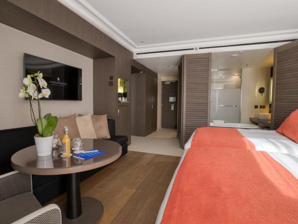 InterContinental Marseille - Hotel Dieu by IHG : photo 2 de la chambre chambre lits jumeaux classique avec terrasse - vue sur port