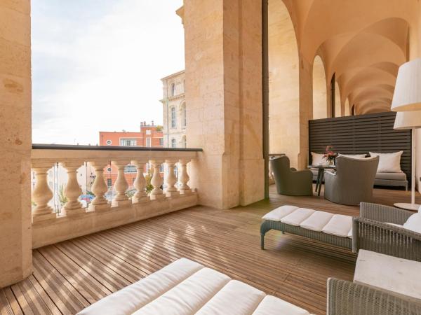 InterContinental Marseille - Hotel Dieu by IHG : photo 3 de la chambre chambre lit king-size premium avec terrasse - vue sur Église
