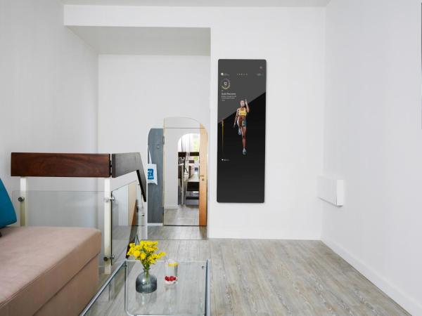 Living Hotel am Olympiapark : photo 1 de la chambre appartement en duplex sport