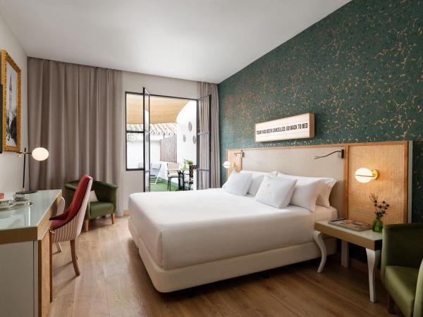 Los Seises Sevilla, a Tribute Portfolio Hotel : photo 6 de la chambre chambre lit king-size avec balcon -terrasse légende