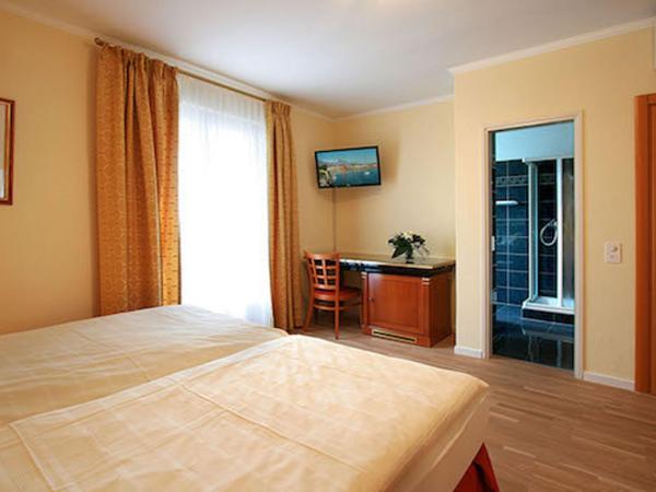 Hotel Garni Golf : photo 2 de la chambre chambre double supérieure avec terrasse et vue sur le lac

