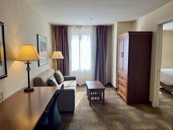 Staybridge Suites Houston - Willowbrook, an IHG Hotel : photo 1 de la chambre chambre lit queen-size avec baignoire accessible aux personnes à mobilité réduite - non-fumeurs