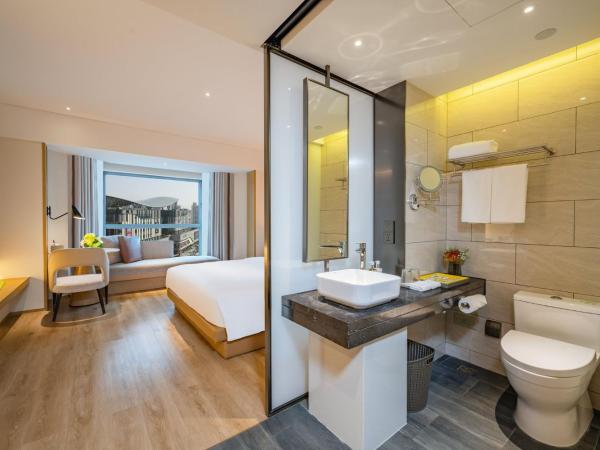 Holiday Inn Shanghai Huaxia, an IHG Hotel - overlooking city scenery at Sky View Restaurant : photo 3 de la chambre chambre king standard avec vue sur ville