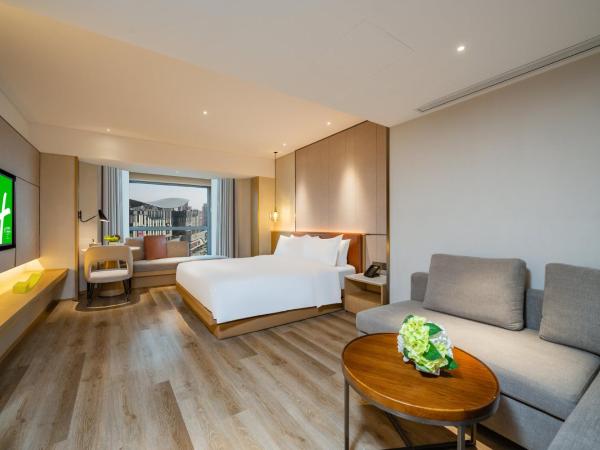 Holiday Inn Shanghai Huaxia, an IHG Hotel - overlooking city scenery at Sky View Restaurant : photo 2 de la chambre chambre lit king-size premium
