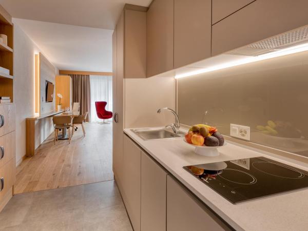 NEW OPENING 2022 - Los Lorentes Hotel Bern City : photo 4 de la chambre suite business au dernier Étage avec kitchenette et terrasse