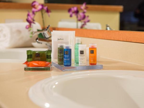 Radisson Hotel Portland Airport : photo 5 de la chambre suite 1 chambre lit king-size - non-fumeurs