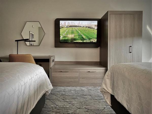 Holiday Inn Express and Suites Tampa I-75 at Bruce B. Downs, an IHG Hotel : photo 6 de la chambre chambre standard avec 2 lits queen-size