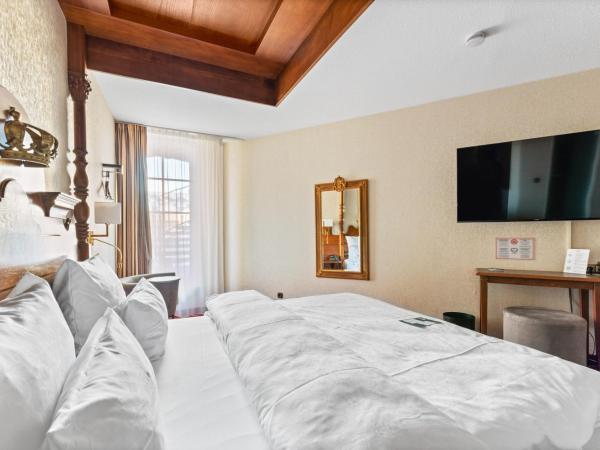 KING's Hotel First : photo 10 de la chambre chambre double club - vue sur cour paisible