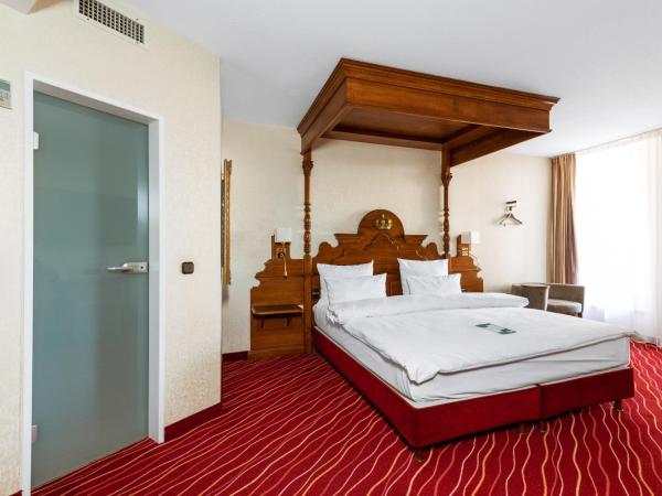 KING's Hotel First : photo 5 de la chambre chambre double club - vue sur cour paisible