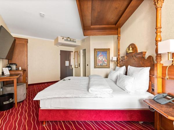 KING's Hotel First : photo 4 de la chambre chambre double club - vue sur cour paisible