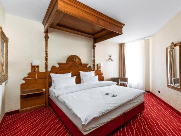 KING's Hotel First : photo 3 de la chambre chambre double club - vue sur cour paisible