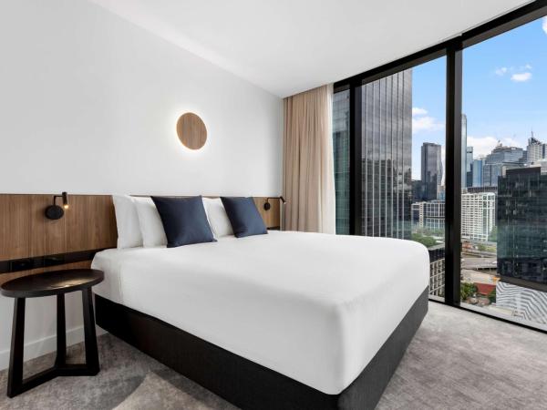 Adina Apartment Hotel Melbourne Southbank : photo 1 de la chambre premier 2 bedroom apartment city view