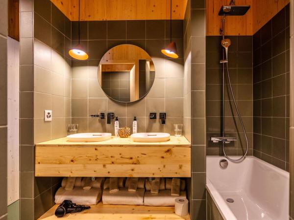 MAD Mount Hotel & Spa : photo 6 de la chambre chambre familiale avec salle de bains privative