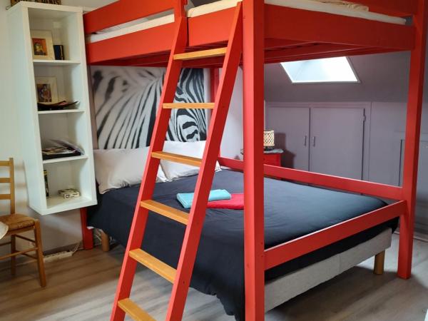 Studio au 2e étage de notre maison de ville : photo 2 de la chambre chambre quadruple avec salle de bains privative