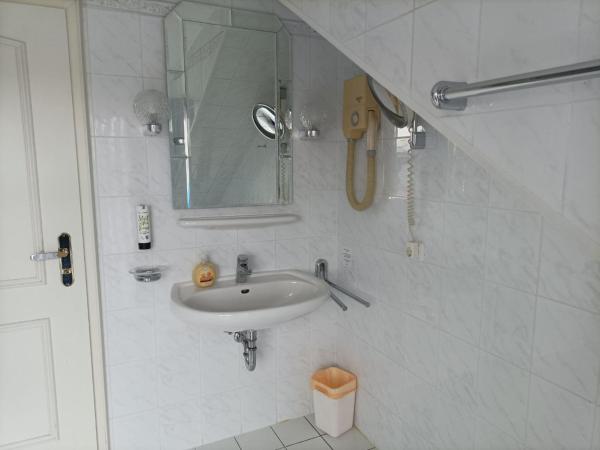 Pension für Monteure in Dresden, Zimmer mit eigenem Bad und großer Gemeinschaftsküche : photo 9 de la chambre suite familiale deluxe