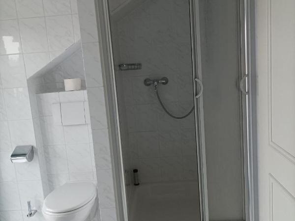 Pension für Monteure in Dresden, Zimmer mit eigenem Bad und großer Gemeinschaftsküche : photo 8 de la chambre suite familiale deluxe