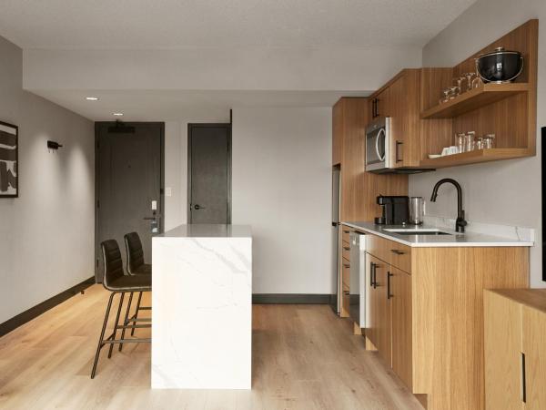 Hyatt Place Montreal - Downtown : photo 6 de la chambre suite 1 chambre lit king-size avec canapé-lit