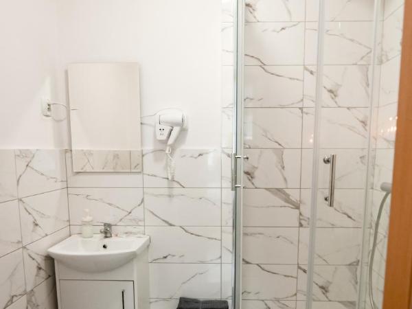 LoftMe Houses Hostel : photo 7 de la chambre chambre double avec salle de bains privative