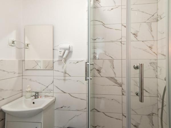 LoftMe Houses Hostel : photo 5 de la chambre chambre double avec salle de bains privative