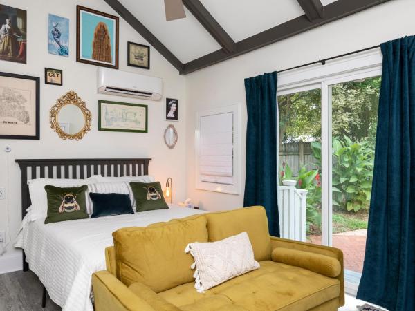 The Cozy Yellow Cottage in Dilworth : photo 5 de la chambre chambre lit queen-size - vue sur jardin