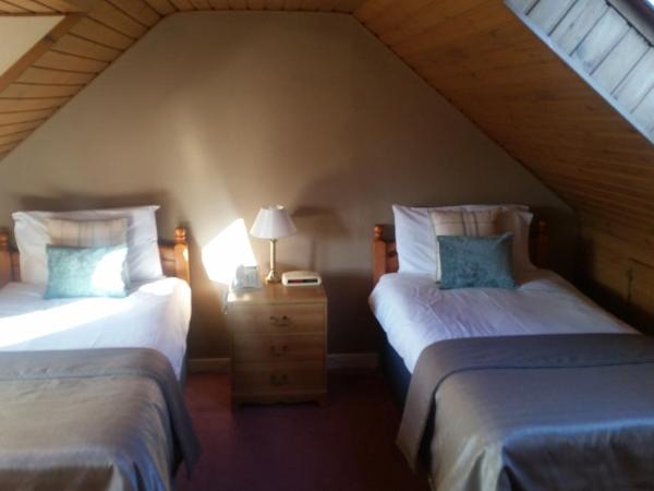 Cove Bay Hotel : photo 1 de la chambre chambre lits jumeaux avec salle de bains commune