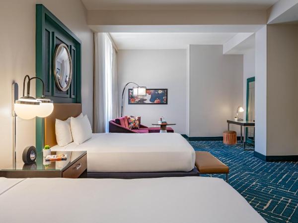 Hyatt Centric French Quarter : photo 1 de la chambre suite disposant de 2 lits queen-size