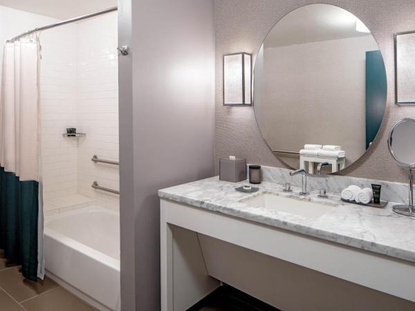 Hyatt Centric French Quarter : photo 3 de la chambre chambre lit king-size avec baignoire accessible aux personnes à mobilité réduite