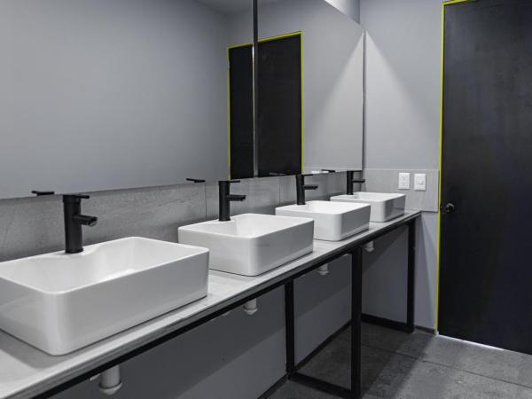 CHECK INN HOSTAL AEROPUERTO GDL : photo 7 de la chambre chambre lits jumeaux Économique