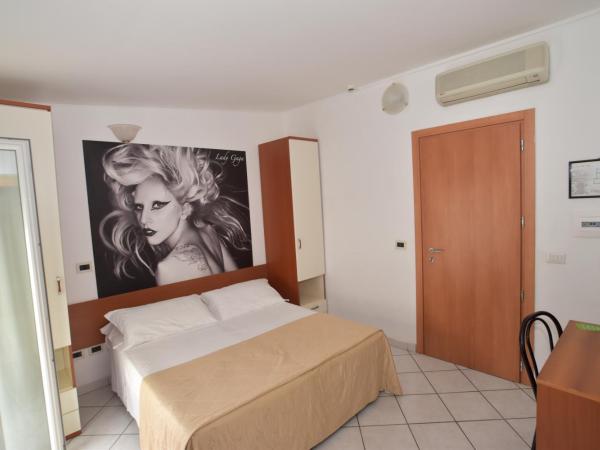 Hotel Villa del Parco : photo 5 de la chambre chambre familiale standard