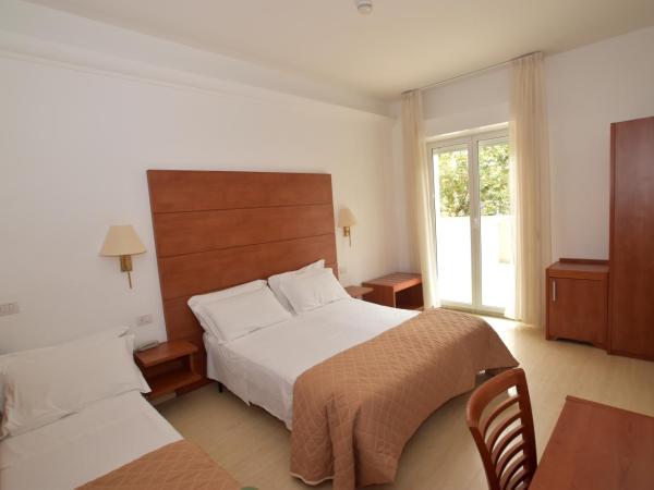 Hotel Villa del Parco : photo 6 de la chambre chambre triple supérieure