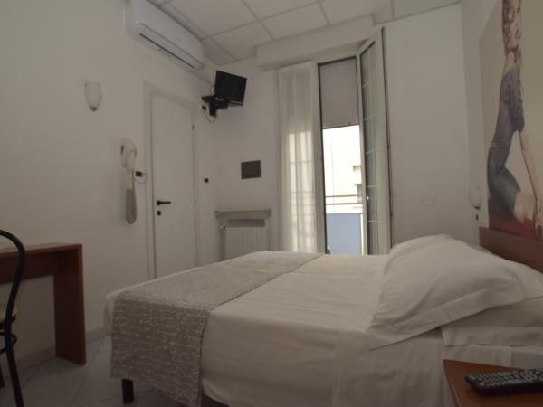 Hotel Villa del Parco : photo 4 de la chambre chambre double ou lits jumeaux standard