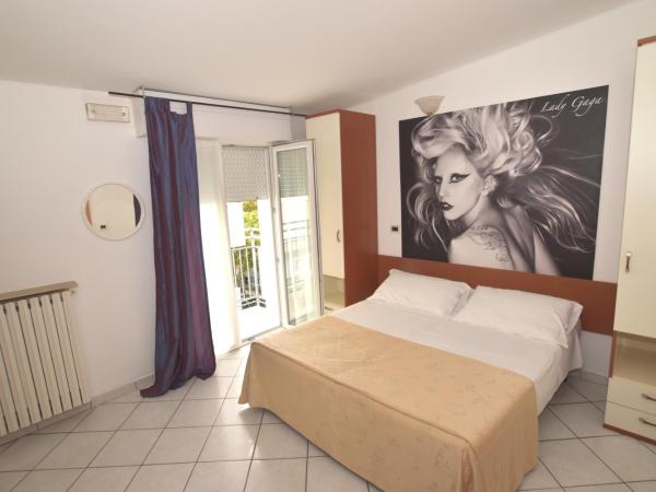 Hotel Villa del Parco : photo 1 de la chambre chambre familiale standard