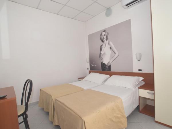 Hotel Villa del Parco : photo 9 de la chambre chambre familiale standard