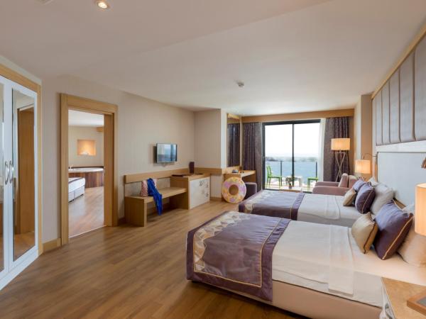 Sirius Deluxe Hotel : photo 2 de la chambre suite avec baignoire spa - vue sur mer