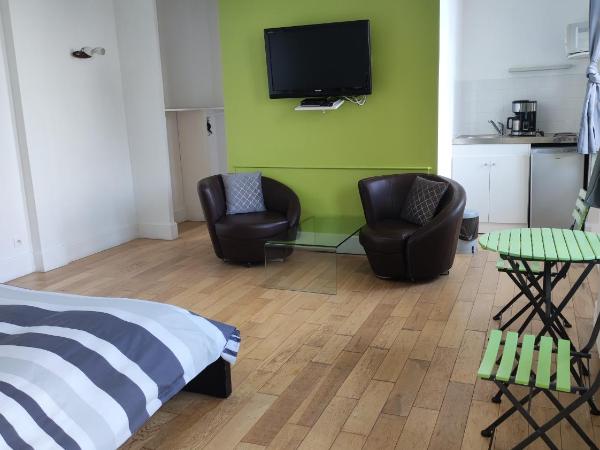 Les Galets Bleus : photo 1 de la chambre studio supérieur avec baignoire spa - vue sur mer (2 adultes)