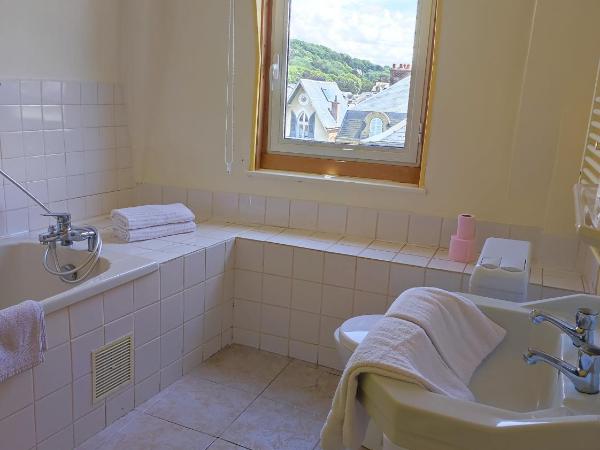 Les Galets Bleus : photo 3 de la chambre chambre double avec salle de bains privative séparée sur le palier