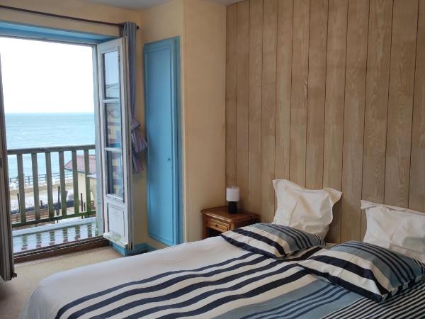 Les Galets Bleus : photo 3 de la chambre chambre double confort - vue sur mer