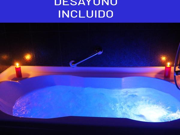 Casas Reais Boutique : photo 1 de la chambre chambre double mansardée avec baignoire spa