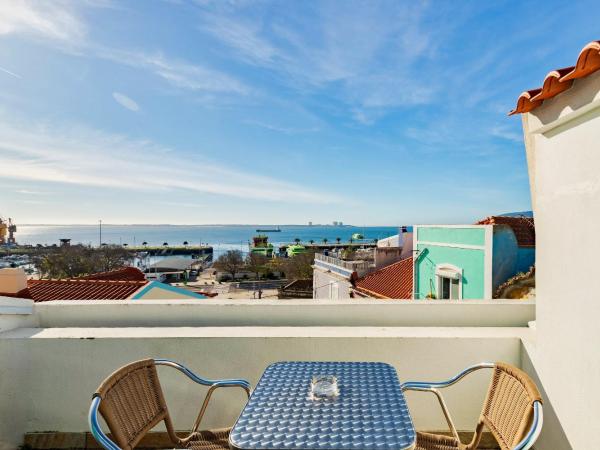 Marina Blue - Apartments & Suites : photo 1 de la chambre chambre double deluxe avec balcon - vue sur mer