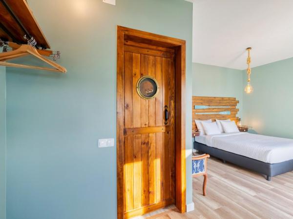 Marina Blue - Apartments & Suites : photo 4 de la chambre chambre double deluxe avec balcon - vue sur mer