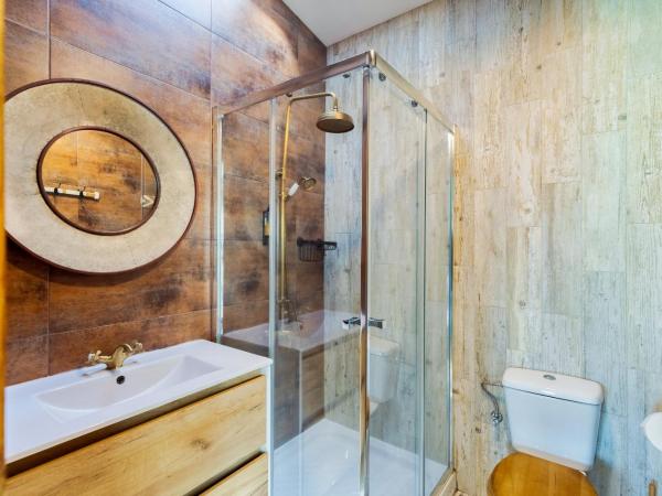 Marina Blue - Apartments & Suites : photo 7 de la chambre chambre double deluxe avec balcon - vue sur mer