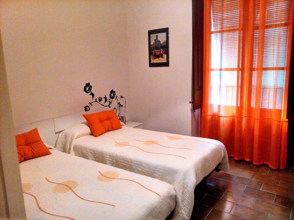 Pensión Borrás : photo 8 de la chambre chambre double ou lits jumeaux avec salle de bains commune