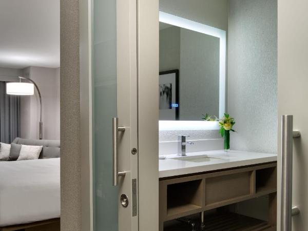 Hyatt Regency Boston : photo 5 de la chambre chambre avec 2 lits queen-size et douche accessible aux personnes à mobilité réduite