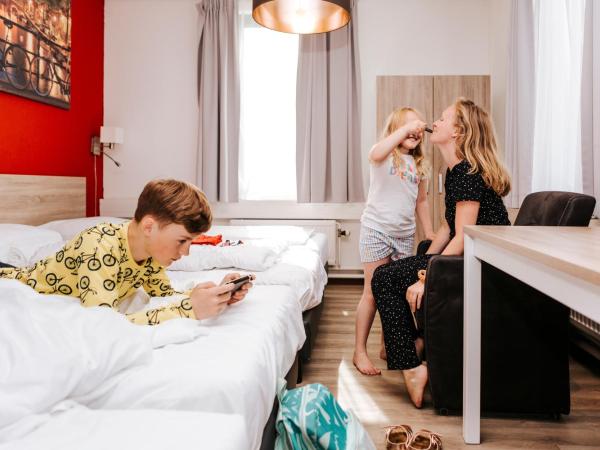 Amsterdam Teleport Hotel : photo 2 de la chambre studio 4 personnes Économique avec salle de bains privative séparée