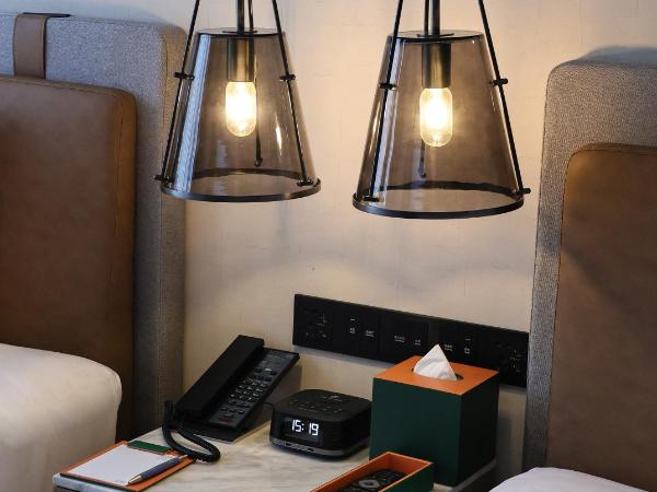 Four Points by Sheraton Shenzhen Bao'an : photo 3 de la chambre chambre double de luxe avec 2 lits doubles et vue sur ville
