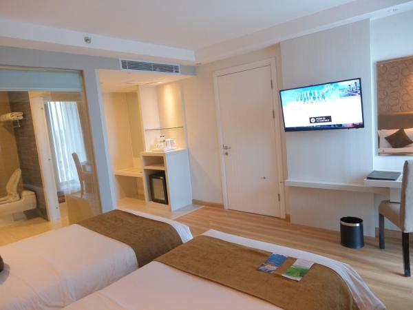 Platinum Adisucipto Hotel & Conference Center : photo 2 de la chambre chambre lits jumeaux deluxe